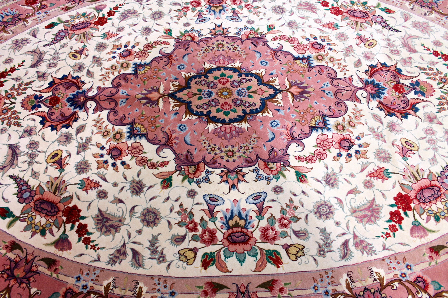 Täbriz 50 Raj oval mit Seide