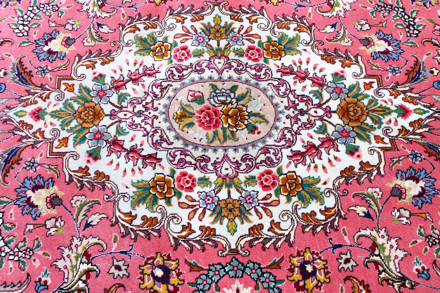 Täbriz 50 Raj oval mit Seide